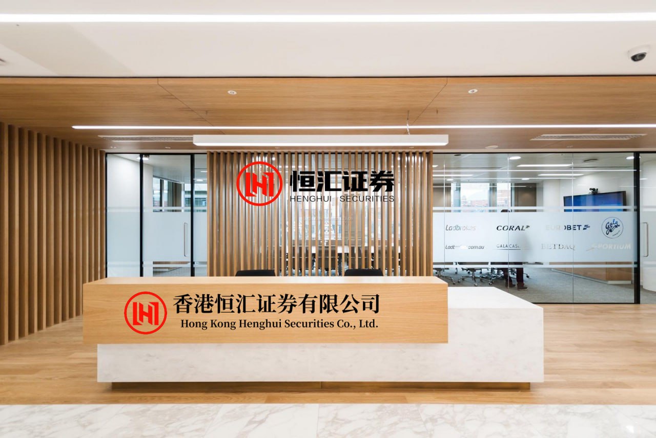 网上期货配资平台 抗战时，一地下党被伪军包围，旁边村妇指着他道：还不赶紧喂牛去